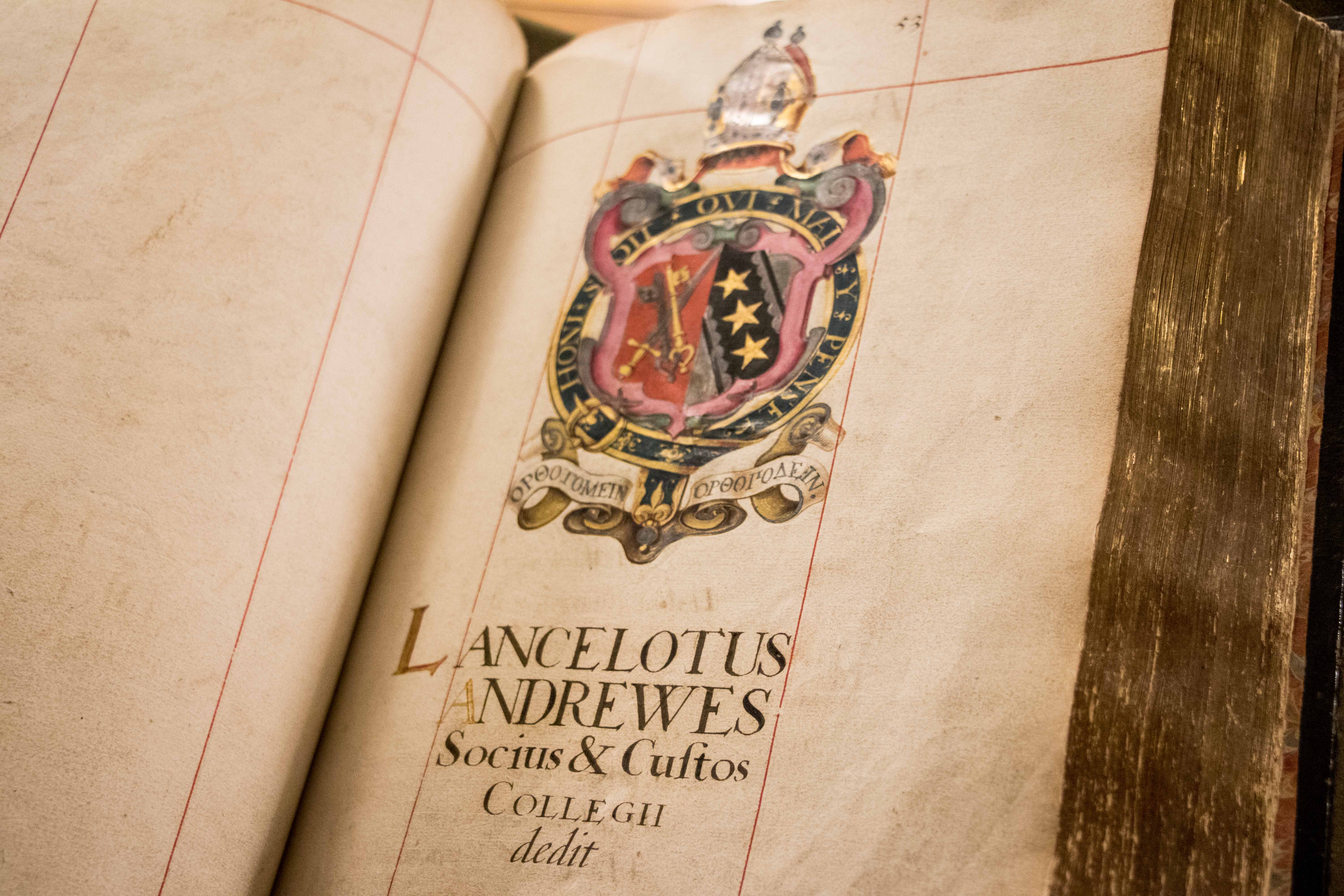 Lancelot Andrewes entry in Matthew Wren's Benefactors' Book, featuring the Andrewes crest