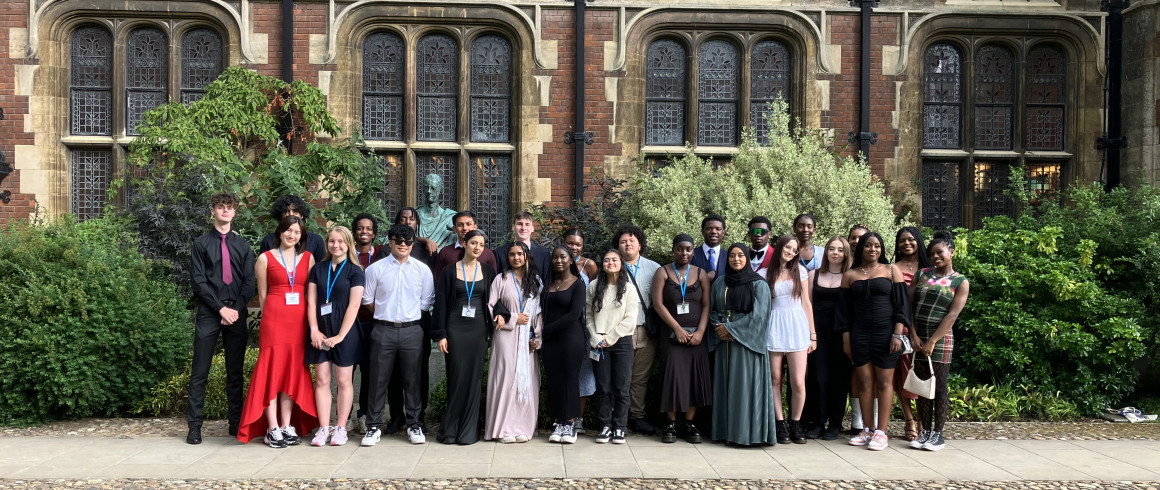 Group of 30 students in Pembroke College outside the library posing for a group photo